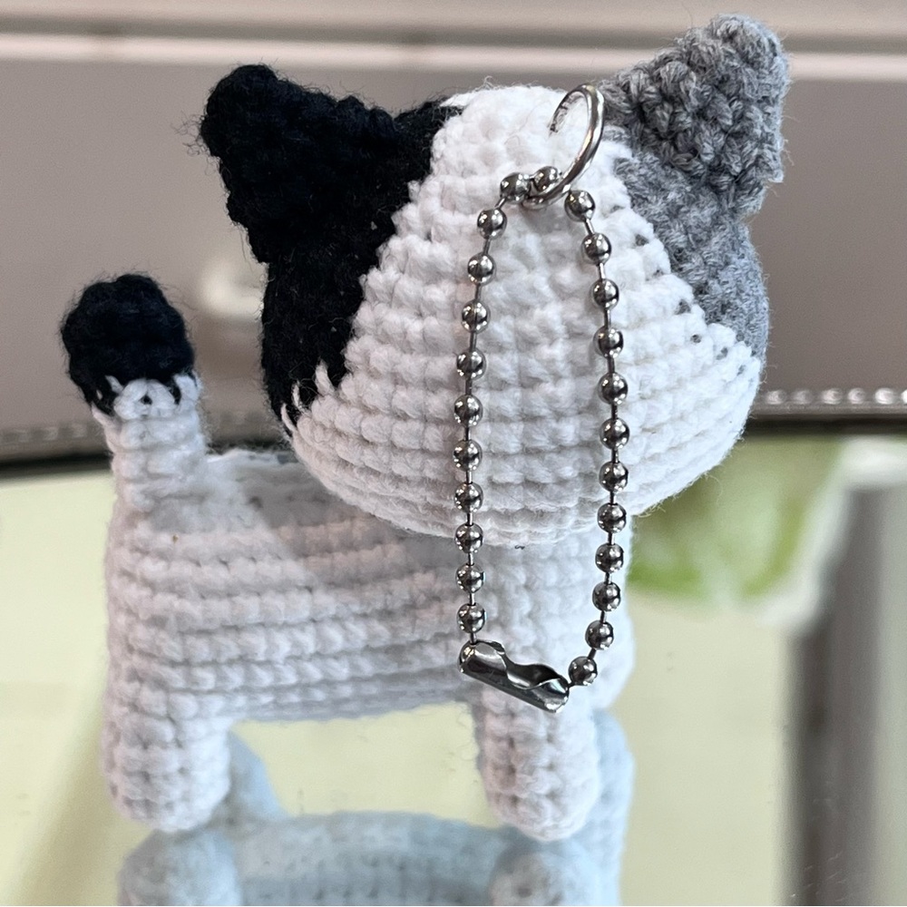 Mini Crochet Calico Kitty Key Chain / Purse Charm / Figurine Black White - Picture 5 of 9
